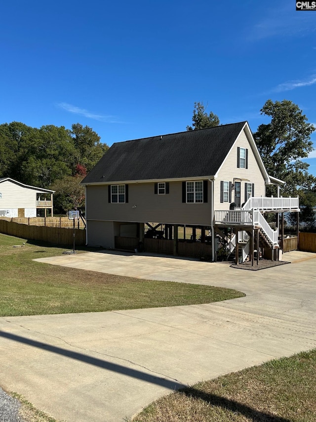 view of front of home featuring a carport and a front lawn