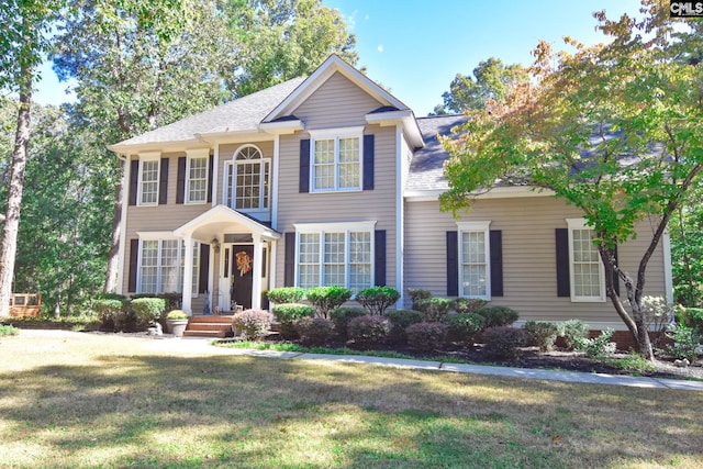 colonial house featuring a front lawn