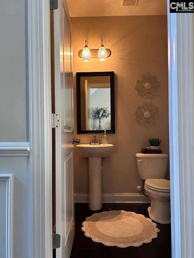 bathroom featuring toilet and sink