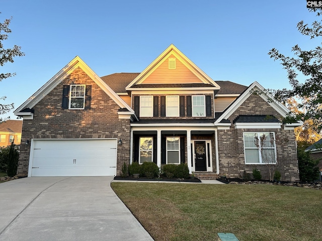 craftsman house featuring a front lawn and a garage