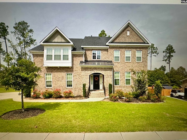 view of front of property featuring a front lawn