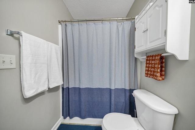 full bath with toilet, a textured ceiling, and curtained shower