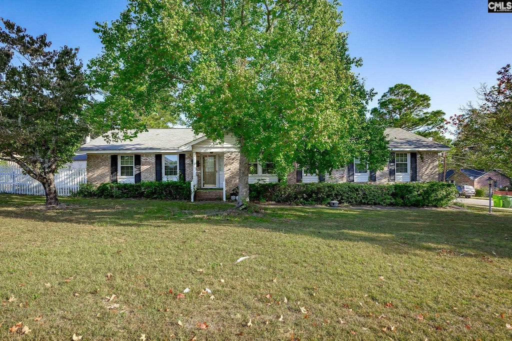 view of front of property with a front yard