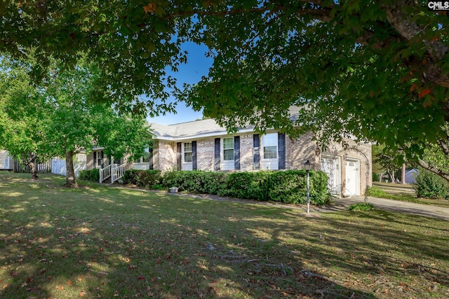 view of front of house with a front lawn