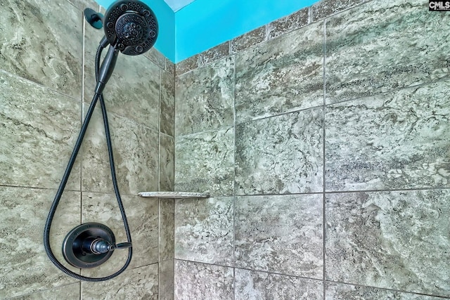 details featuring tiled shower