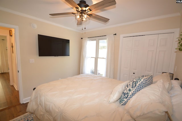 bedroom featuring ceiling fan, crown molding, and wood-type flooring