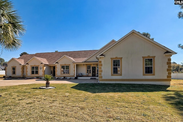 view of front of home featuring a front yard