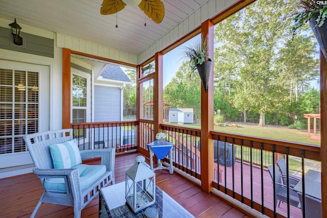 sunroom featuring ceiling fan