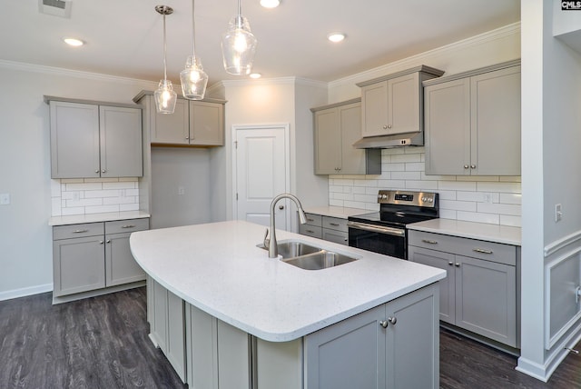 kitchen featuring stainless steel range with electric stovetop, sink, a center island with sink, and gray cabinets