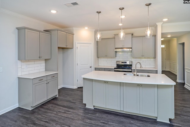 kitchen with gray cabinetry, sink, stainless steel range oven, hanging light fixtures, and dark wood-type flooring