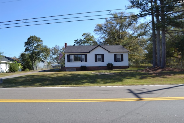 view of front facade with a front lawn