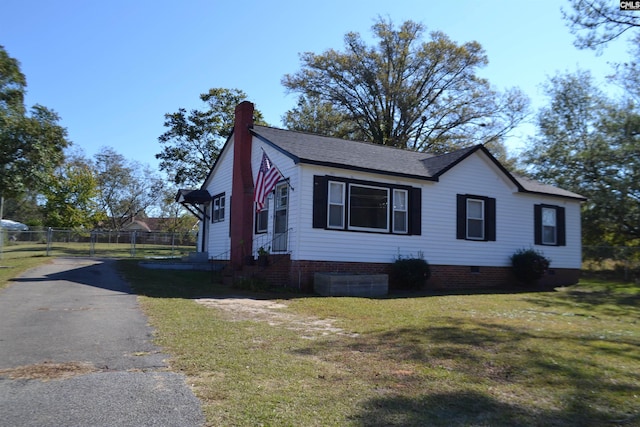 view of front facade featuring a front yard