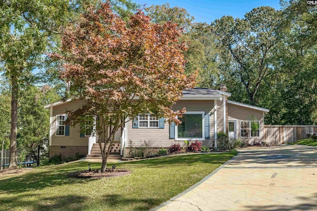 view of front of property featuring a front lawn