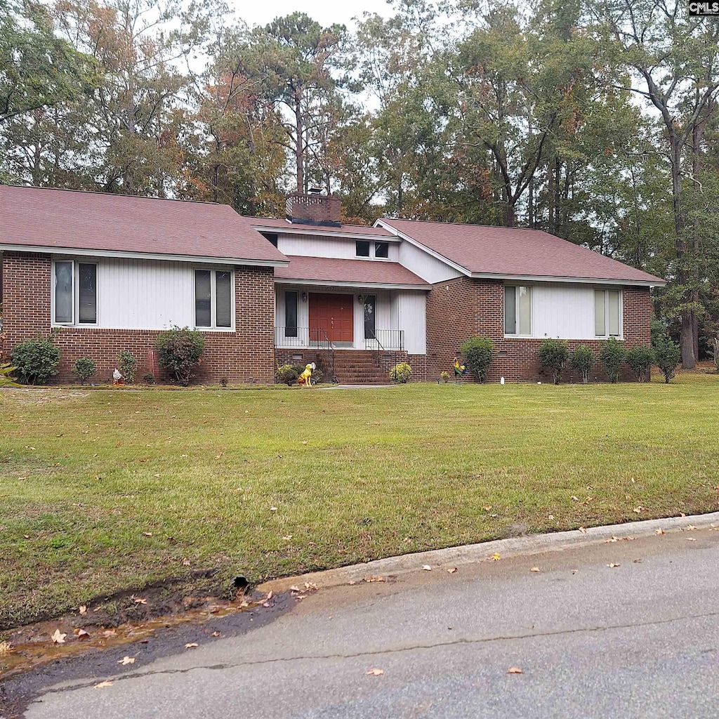 single story home featuring a front yard