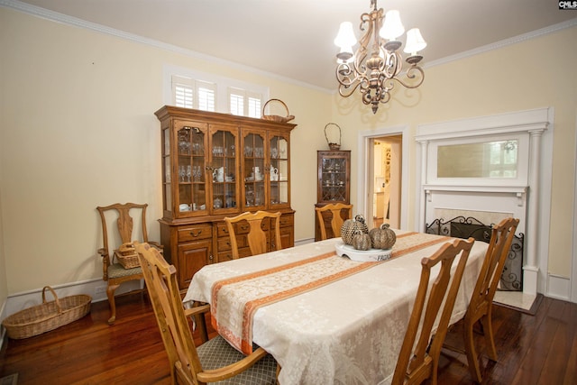 dining room with crown molding, a notable chandelier, and dark hardwood / wood-style flooring