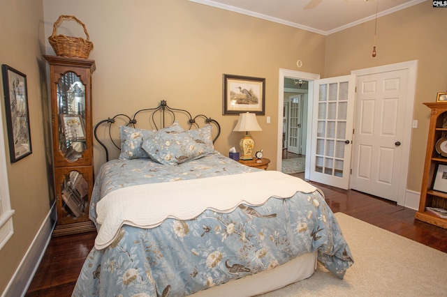 bedroom with crown molding, dark hardwood / wood-style floors, and ceiling fan