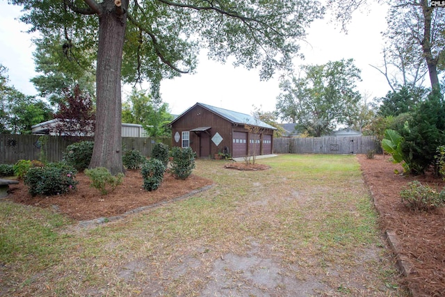 view of yard with an outdoor structure