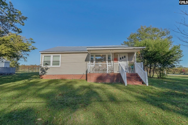 view of front facade featuring a porch and a front yard