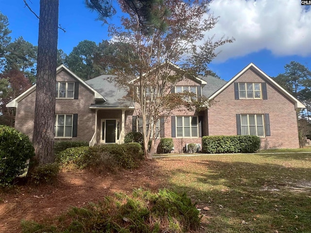 view of front property featuring a front yard