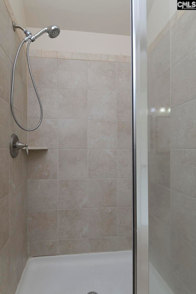 bathroom featuring a tile shower