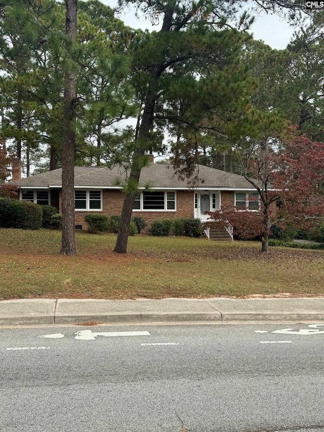 single story home with a front yard