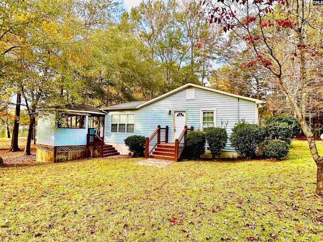 view of front of home featuring a front lawn