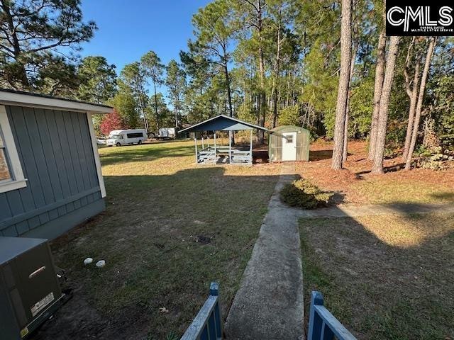 view of yard featuring a shed