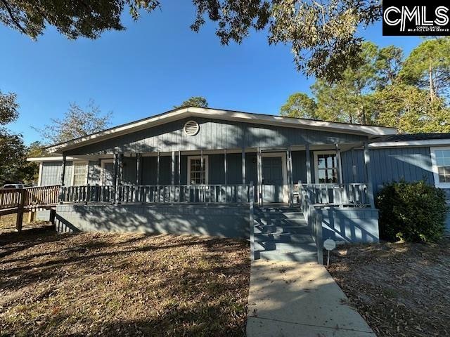 view of front of property featuring covered porch