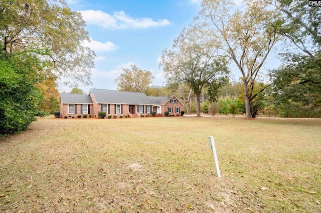 view of front of property featuring a front lawn