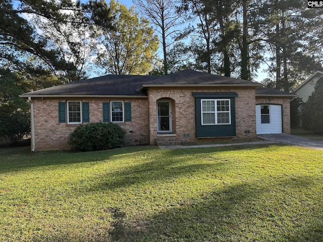 ranch-style house featuring a front lawn