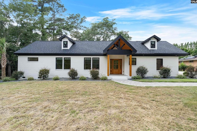 view of front of property with a front yard