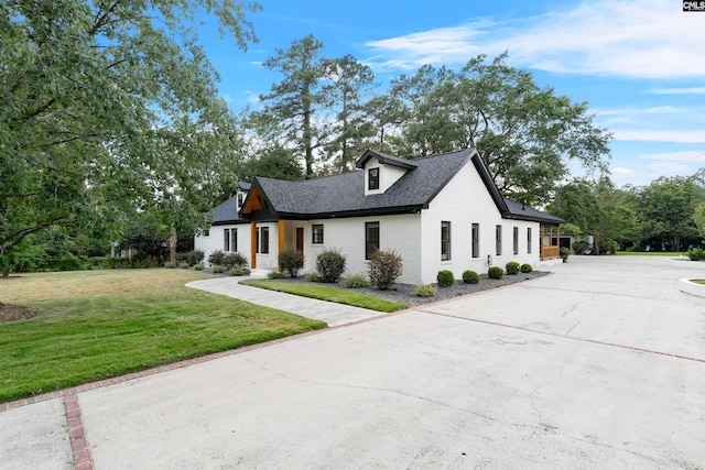 view of front of house featuring a front lawn