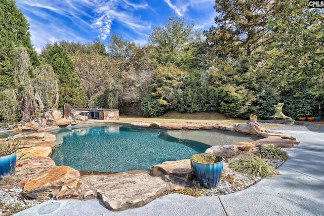 view of swimming pool