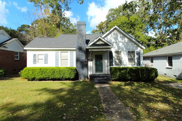 view of front facade with a front yard