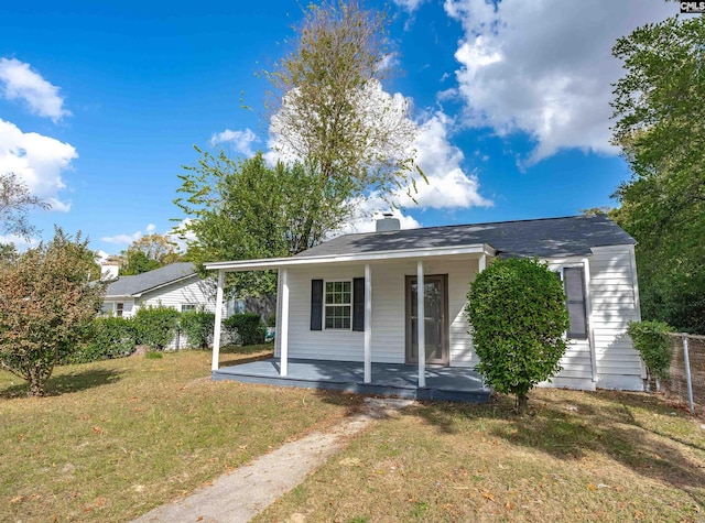 view of front of property featuring a front lawn