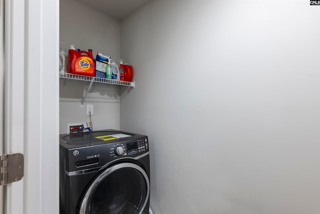 clothes washing area with washer / clothes dryer