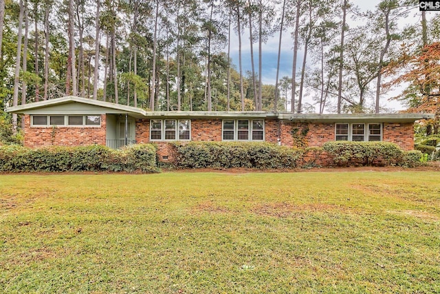 single story home with a front yard