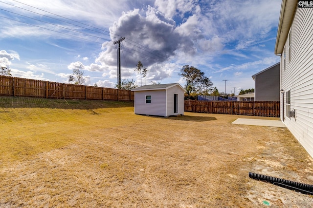 view of yard with a storage unit