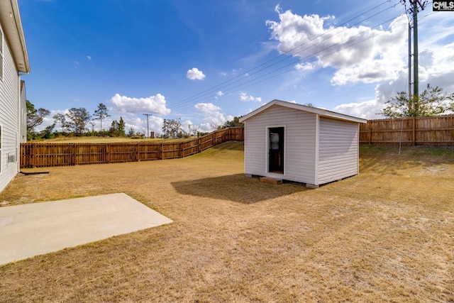 view of yard featuring a storage shed