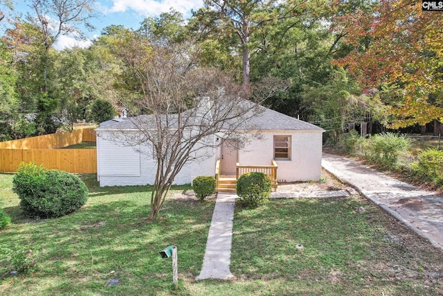 view of front of property featuring a front yard