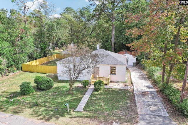 view of front facade with a front yard