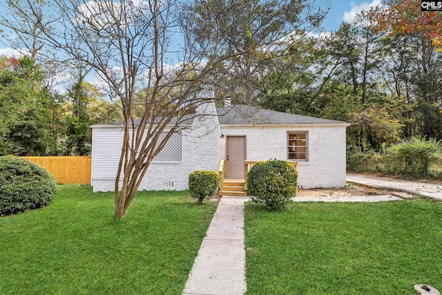 view of front of house featuring a front yard