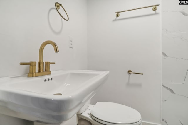 bathroom featuring toilet and sink