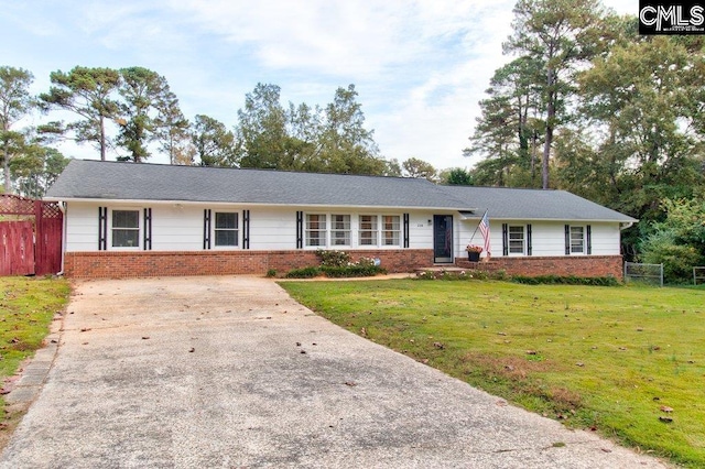 single story home featuring a front lawn