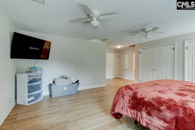 bedroom featuring a textured ceiling, light wood-type flooring, and ceiling fan