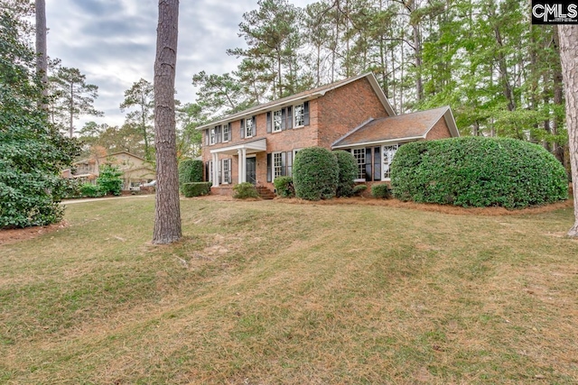 colonial inspired home featuring a front yard