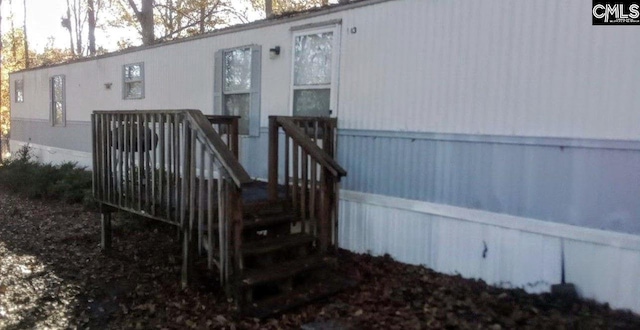 entrance to property featuring a wooden deck