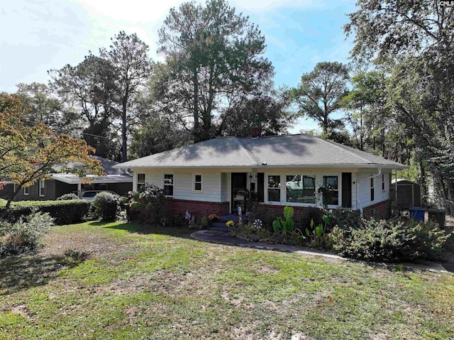 ranch-style house featuring a front yard