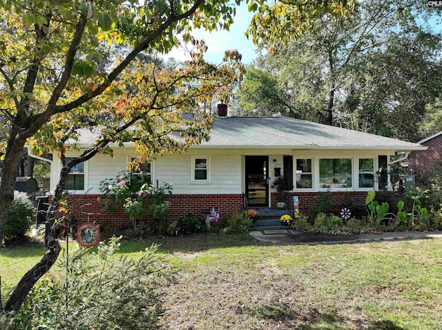 view of front facade with a front lawn and covered porch