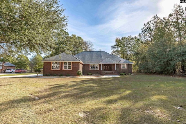 single story home with a front lawn